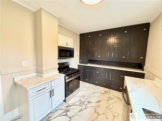 Building Photo - 148 Maple St