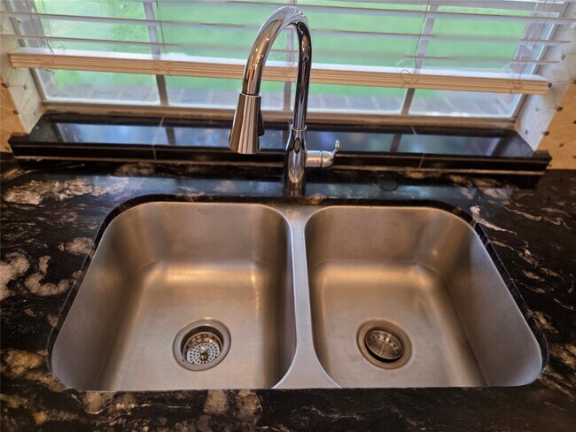 Foto del edificio - 231 Needleleaf Ln