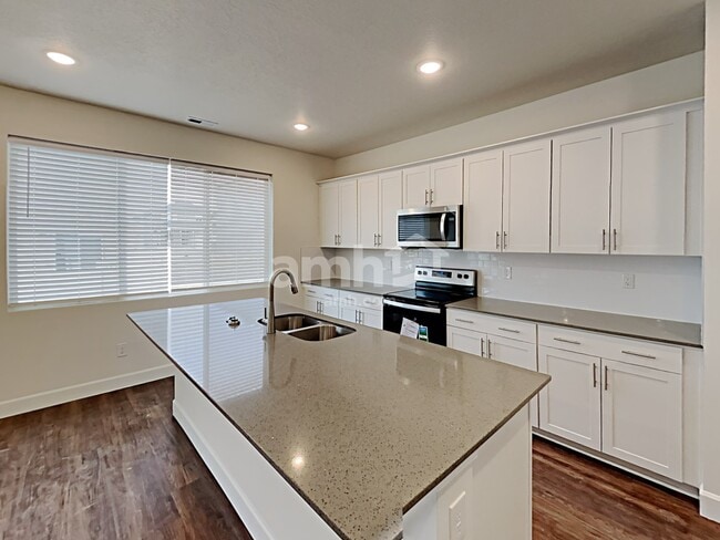 Foto del edificio - 2381 E Frontier St