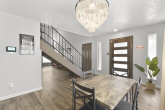 Building Photo - 707 Land Grant Dr