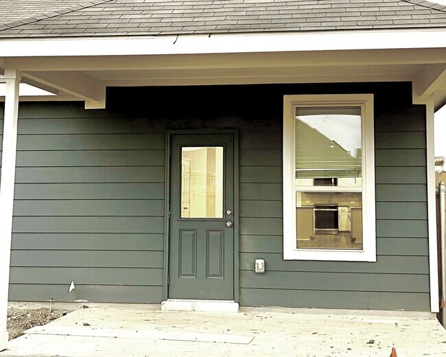 Building Photo - 1690 Sq Ft, 3 Bed, 2 Bath + Study in Reser...