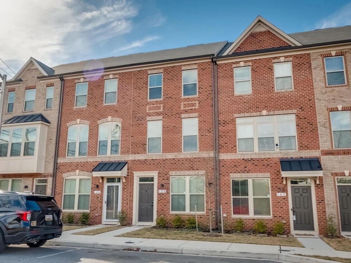 Foto principal - Charming 3Bed/3/5Bath in Greektown MD