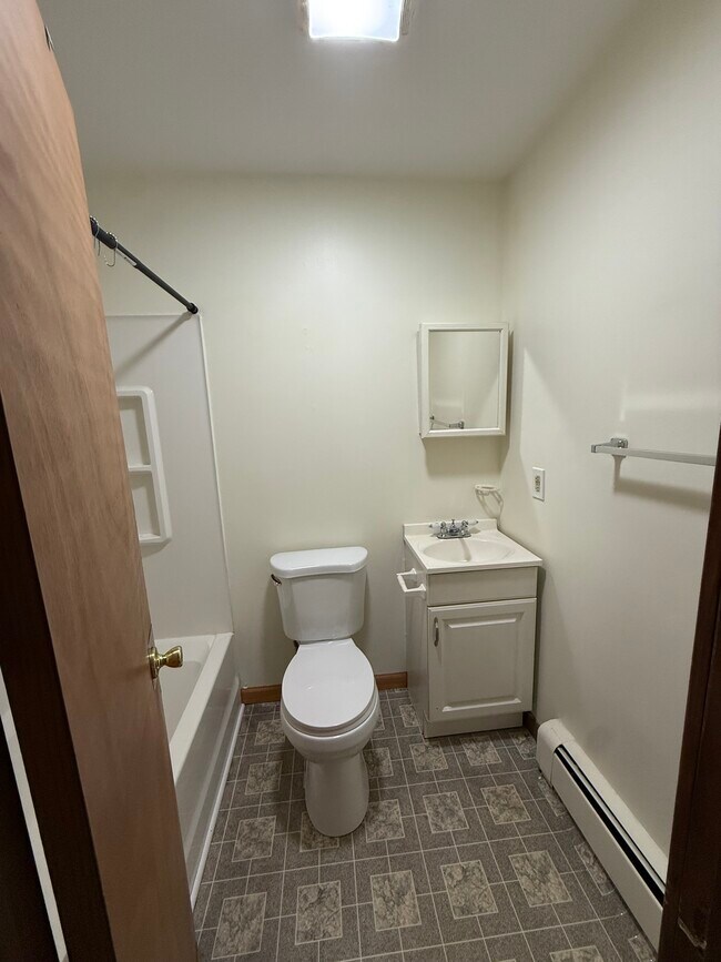 Foto del edificio - 16 Old Town Rd Ext