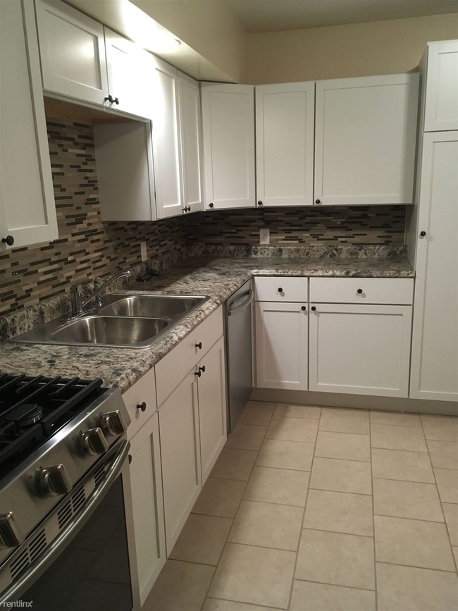 Building Photo - 3 br, 1 bath House - 602 E Railroad St