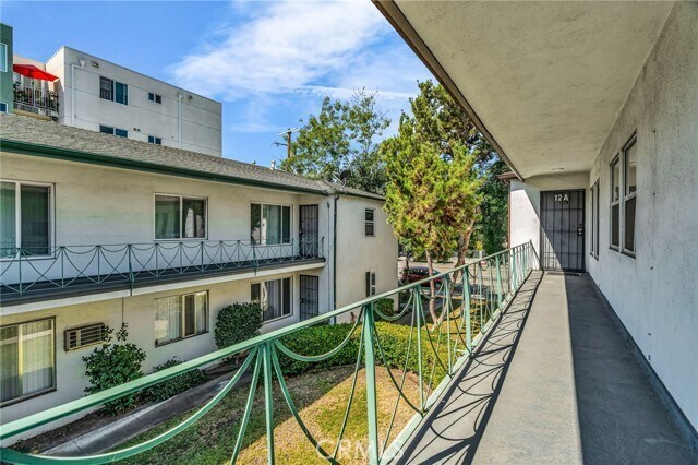 Foto del edificio - 5828 Whitsett Ave