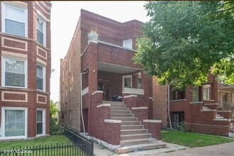 Building Photo - 4143 N McVicker Ave