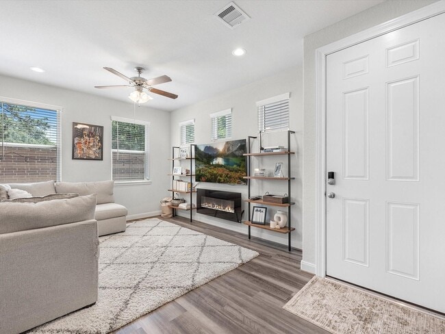 Foto del edificio - 3112 Flower Market Ln