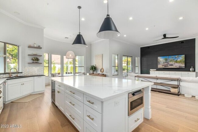 Building Photo - Gorgeous Luxury Home!