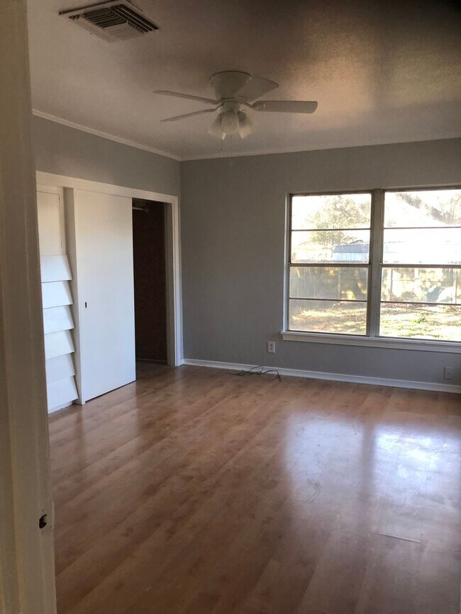 Foto del edificio - Be the First to Enjoy this Remodeled Jem