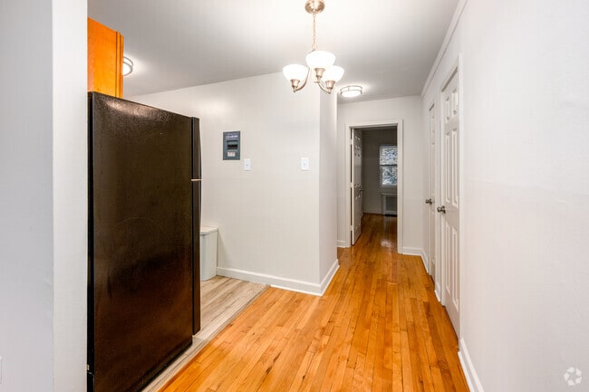 2BR, 1BA - 584SF - Dining Room - Park Wayne Apartments