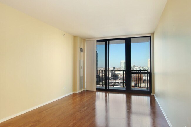 Building Photo - West Loop Beautiful 1b unit