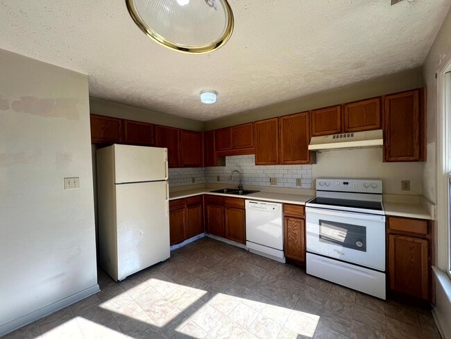 Building Photo - 2808 Rosemeade Dr