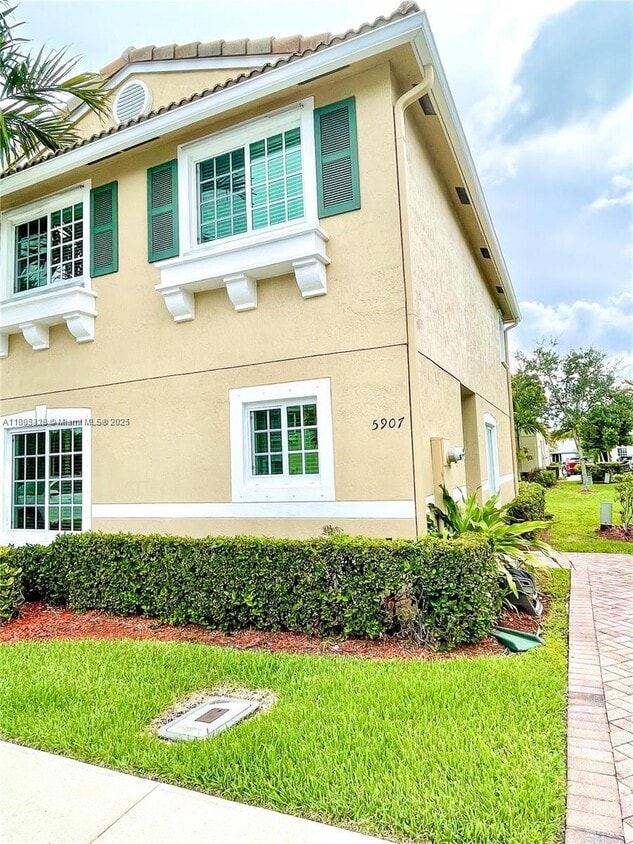Foto principal - 5907 London Ln