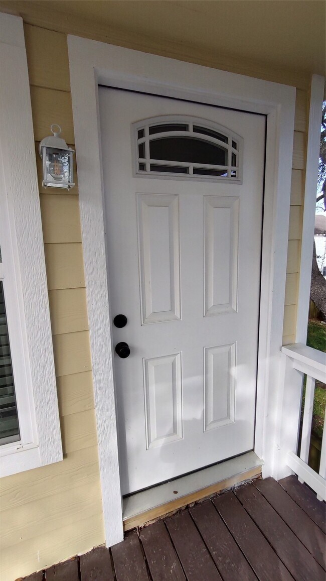 Foto del edificio - 4523 1/2 Bernardo De Galvez Ave