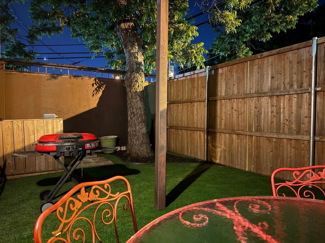 Foto del edificio - *** Coming Soon *** Elegant 2BR/2B with Yard, Pool & Covered Parking