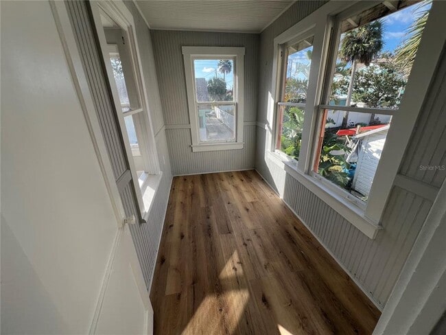 Building Photo - 713 Davis St