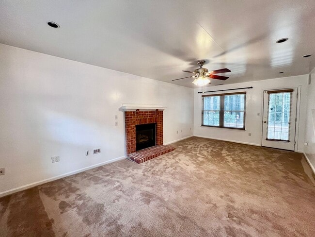 Building Photo - Gorgeous 4 Bedroom 2.5 Bath home in the he...