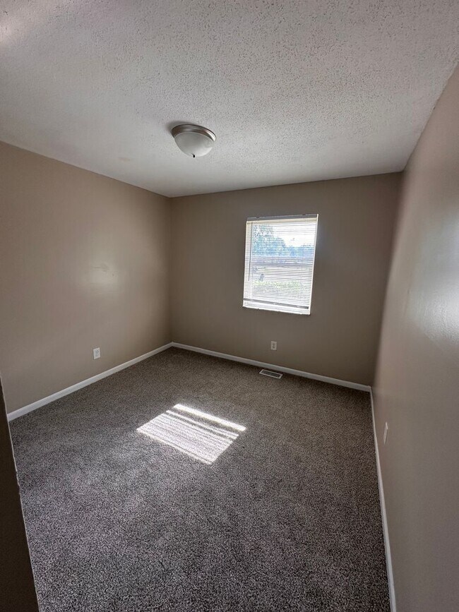 Building Photo - 9630 Downes Ct