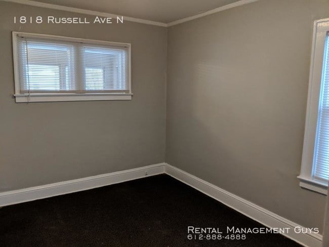 Building Photo - Updated 2 Bedroom with Hardwood Floors
