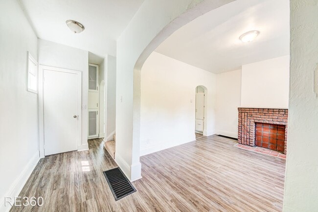 Building Photo - 2 br, 1.5 bath House - 226 Cedarhurst St B...