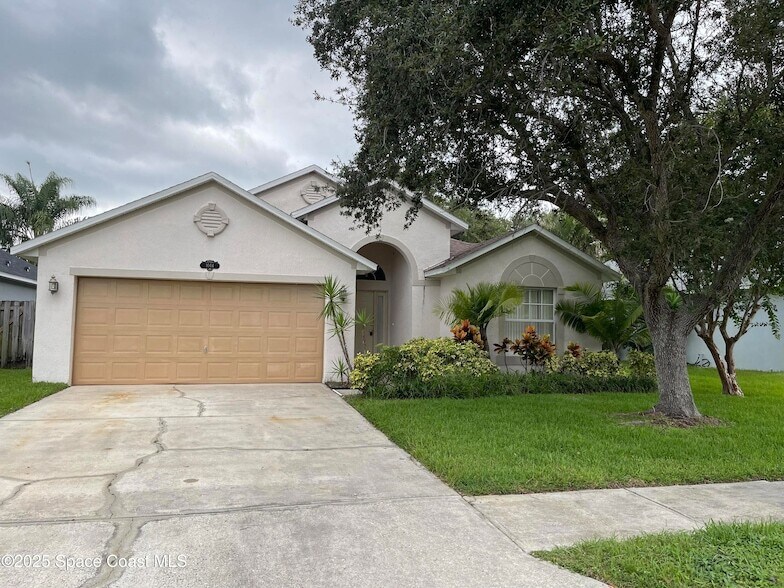 Foto principal - 1044 Sedgewood Cir