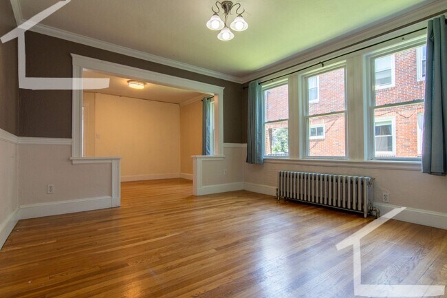 Foto del edificio - Great 3 Bed (1st Fl Duplex) Close to Green Line and Bus Stop