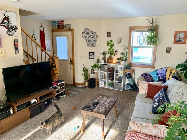 Building Photo - 1023 E Madison St