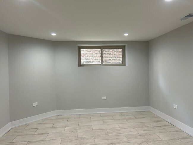 Foto del edificio - 2449 W Leland Ave
