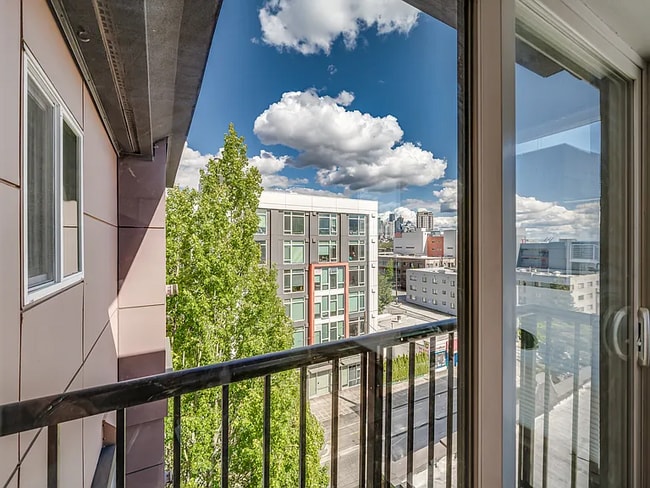 Foto del edificio - 323 Queen Anne Ave N