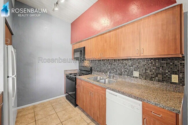 Building Photo - 2525 N Alvernon Way