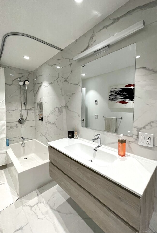 Foto del edificio - 329 Norfolk Rd