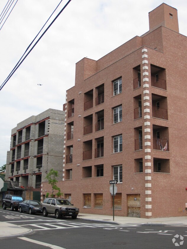 Primary Photo - 529-531 Maple St
