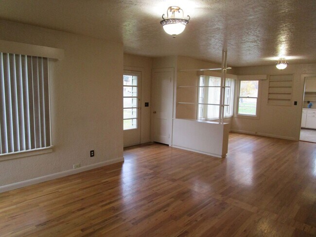 Building Photo - 2 Bedroom House Just East of Prineville - ...