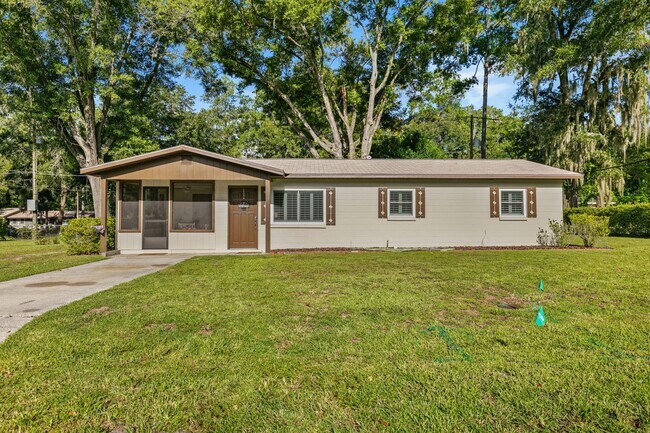 Building Photo - Beautifully Renovated 3 Bedroom 1 Bath Hom...