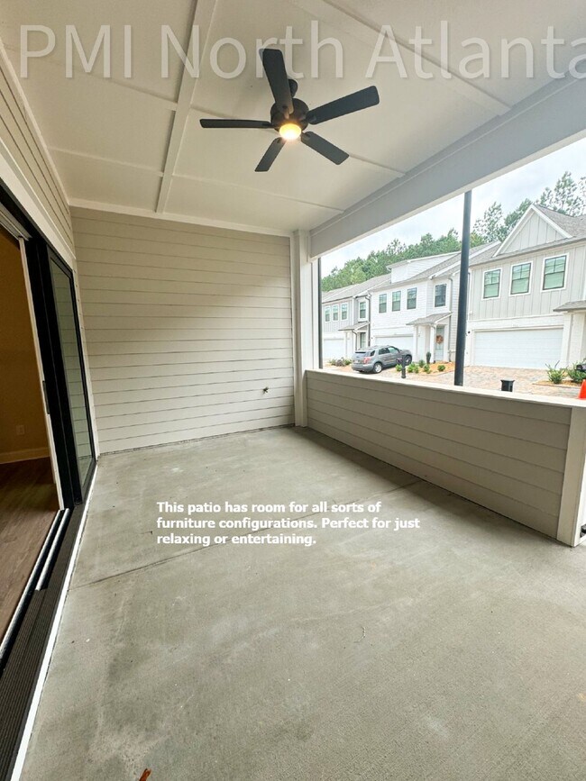 Foto del edificio - Luxurious 3-Bedroom Townhome with Custom C...