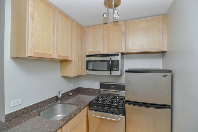 Building Photo - 625 W Wrightwood Ave