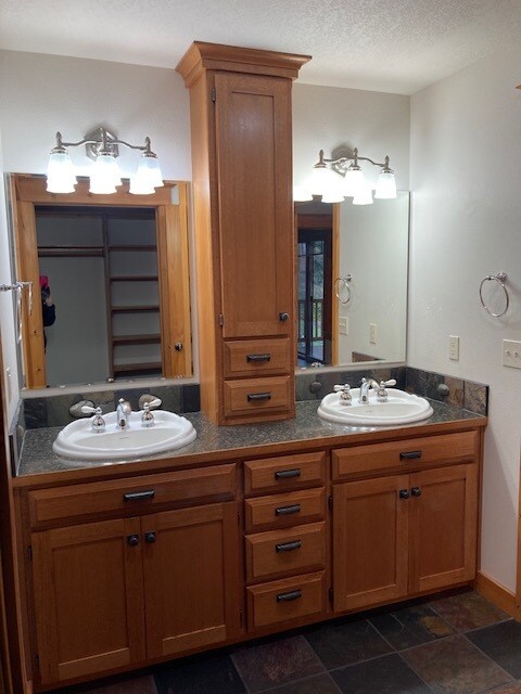 Foto del edificio - 18319 E Riverway Ave