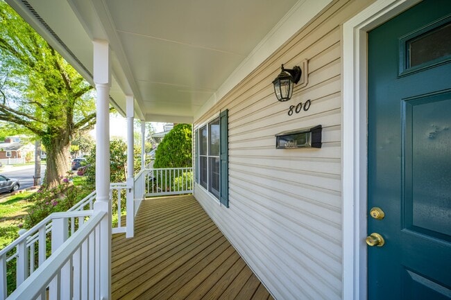 Building Photo - Spacious house right in the Lyon Park neig...