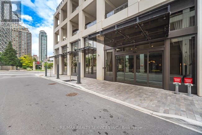 Photo du bâtiment - 30 Elm Dr W