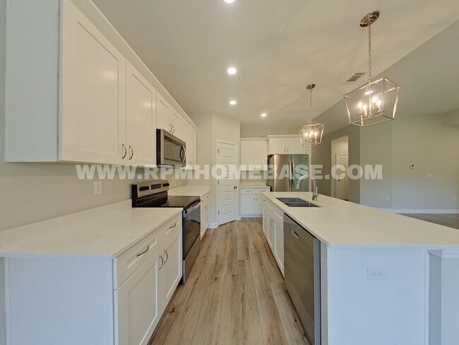Building Photo - Stunning 2024 Build — Modern Finishes, Move-In Ready!