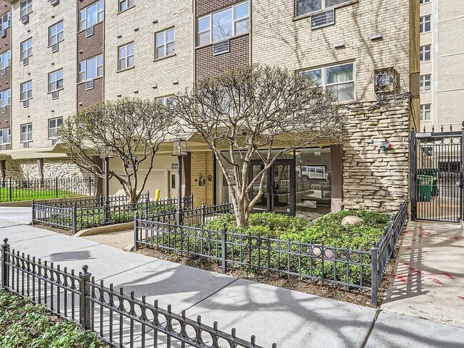 Photo - 420 W Aldine Ave Apartment