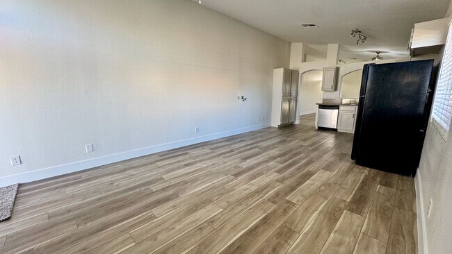 Building Photo - Beautiful Single Story Home Ready for Imme...