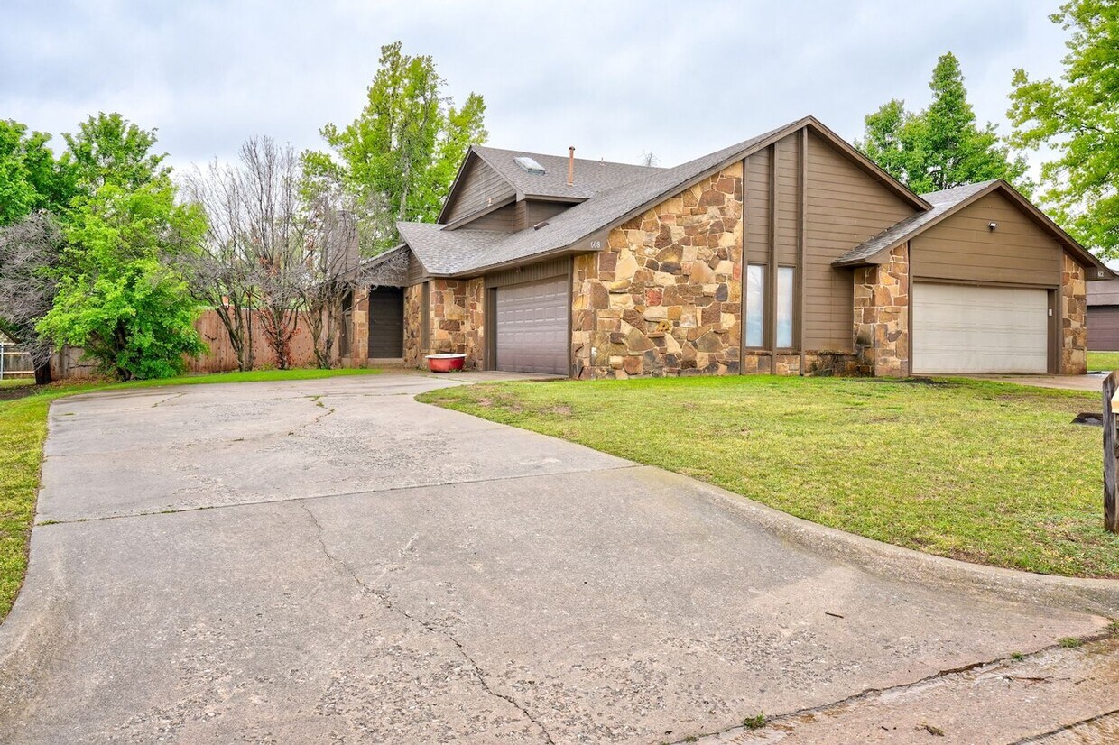 Foto principal - Stylish 2-Bed Duplex Near I-40 with Deck, ...