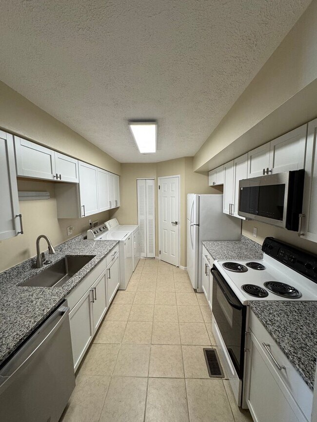 Foto del edificio - Pike Twp - 3 BR