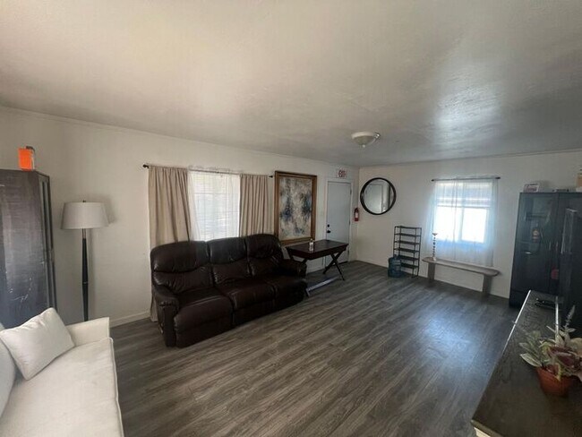 Building Photo - Fully Furnished 3 Bed House for Rent Campb...