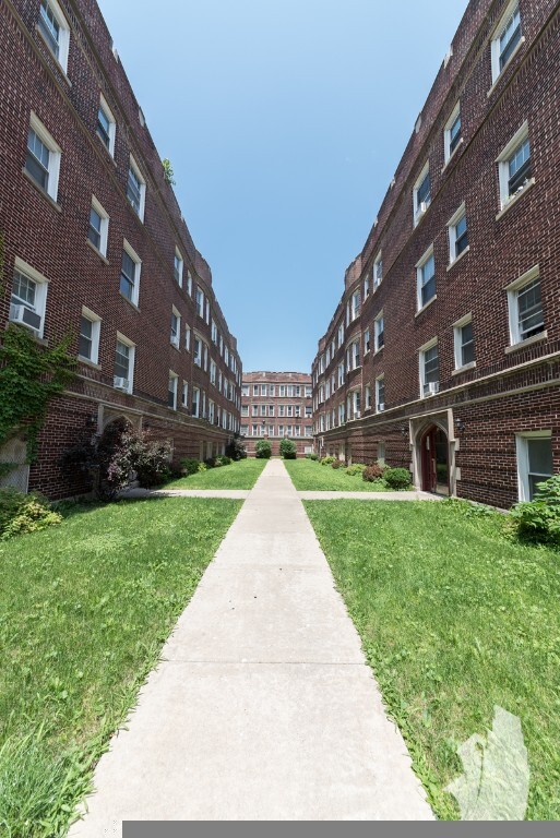 Primary Photo - 2004 W Foster Ave