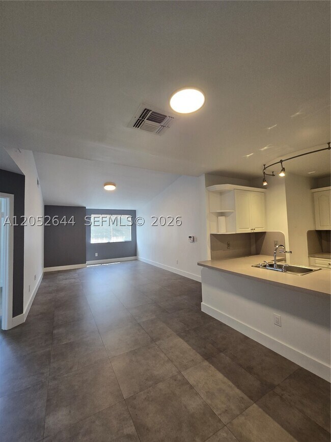 Foto del edificio - 18324 NW 68th Ave