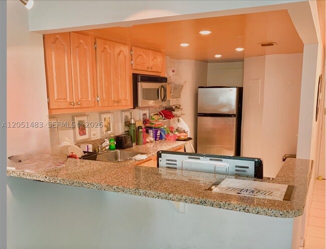 Building Photo - 905 Brickell Bay Dr