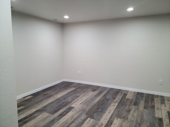 Building Photo - 3 Bedroom Duplex