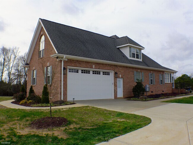 Building Photo - 4 br, 3 bath House - 120 Gentle Rain Drive